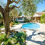 Grand Bougainvillee