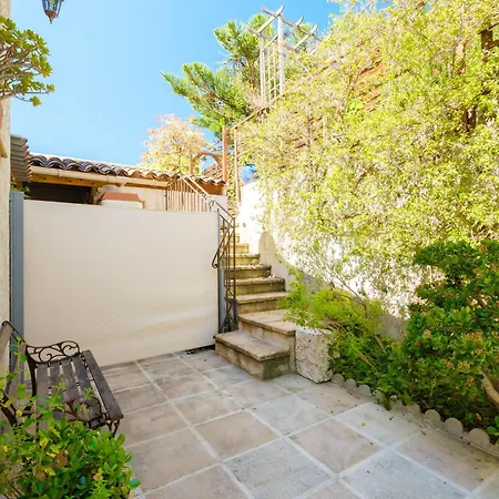 Grand Bougainvillee Apartman *